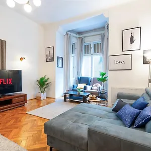 Beautiful Spacious Three-room Close To Buda Castle Apartment